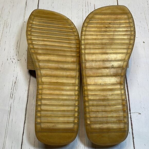 Kathy Ireland woman’s slides. Neutral color. Size 10. - Picture 7 of 7